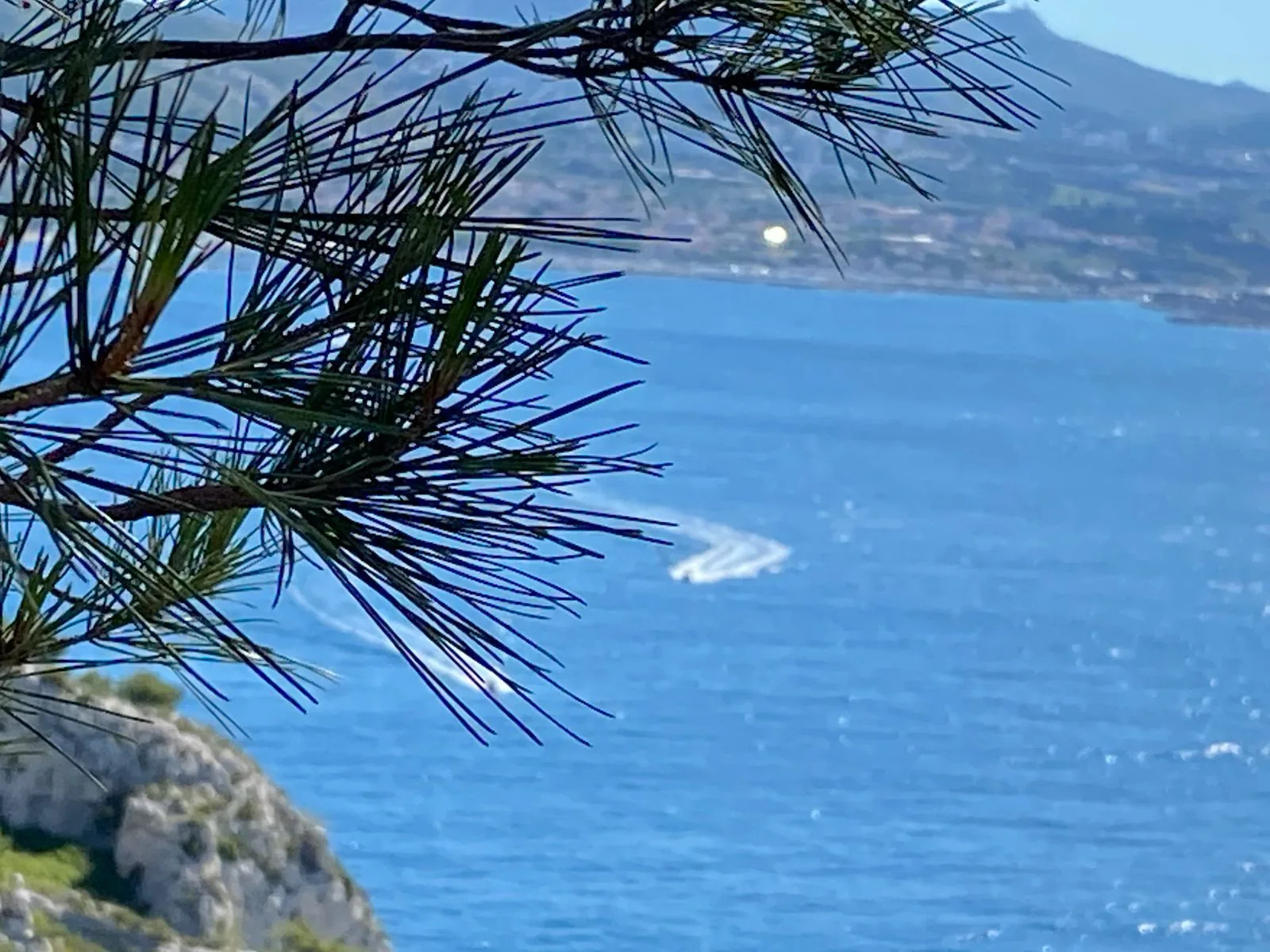 Vue sur la mer depuis les collines du Rove
